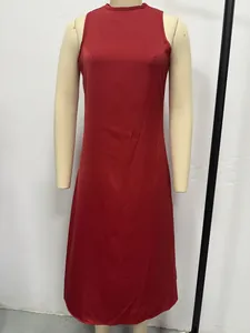 Vista de detalle de un vestido largo de satén rojo sin mangas en un maniquí de costura