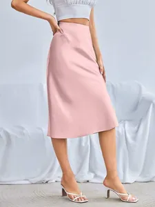 Élégante jupe midi en satin rose à taille haute avec une finition soyeuse et fluide.