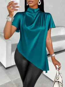 Detail einer eleganten türkisfarbenen Satinbluse mit asymmetrischem Saum und Stehkragen