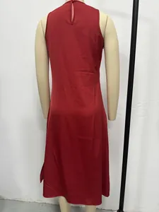 Vista trasera de un vestido largo de satén rojo sin mangas con abertura en un maniquí