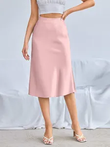 Vue détaillée montrant la texture élégante du satin rose et le drapé de la jupe midi.
