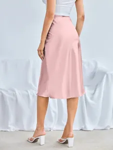 Vue arrière détaillée d'une élégante jupe midi en satin rose à taille haute pour femmes