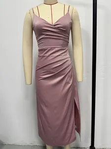 Detailweergave van roze satijnen slipdress met ruches en zijsplit op een etalagepop