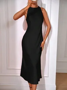 Elegante vestido maxi de satén negro sin mangas con un lujoso acabado sedoso en modelo