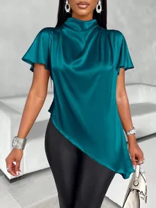 Elegante saturnblaue Satinbluse mit hohem Kragen und asymmetrischem Saumverlauf