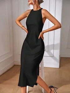 Elegante vestido midi de satén negro sin mangas con abertura lateral para un look de verano