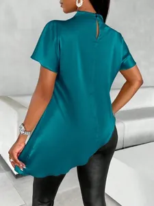 Detailansicht der Rückseite einer türkisen Satinbluse mit asymmetrischem Saum und Knopf