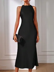 Elegante vestido halter de satén negro sin mangas con abertura para eventos de noche