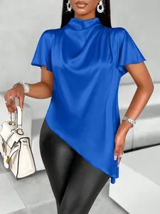 Detailansicht der leuchtend blauen Satinbluse mit einem einzigartigen asymmetrischen Saum.