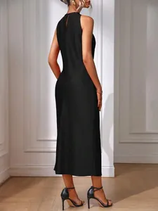 Vista trasera de un elegante vestido midi de satén negro sin mangas con abertura