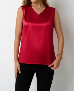 Detailansicht einer roten ärmellosen V-Ausschnitt Satinbluse mit glänzendem Finish