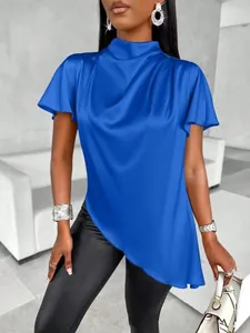 Detaillierte Ansicht der blauen Satinbluse für Damen mit asymmetrischem Saum und hohem Kragen