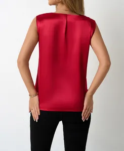 Rückansicht eines eleganten roten ärmellosen Oberteils aus Satin für Damen-Bürooutfits