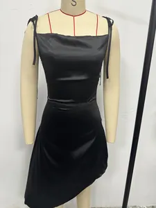 Vue détaillée d'une robe nuisette en satin noir avec col bénitier sur un mannequin de couture