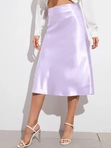 Vue détaillée de la jupe midi en satin lilas à taille haute, texture soyeuse