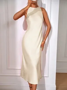 Detalle de un elegante vestido midi de satén champán con textura de seda y abertura