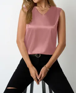 Nahaufnahme einer eleganten ärmellosen V-Ausschnitt-Bluse aus Satin in Altrosa für Damen