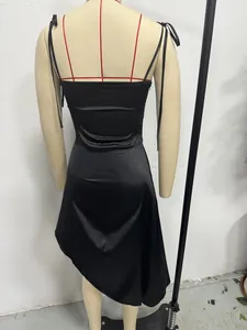 Vue arrière de la robe nuisette en satin noir avec bretelles à nouer et texture soyeuse