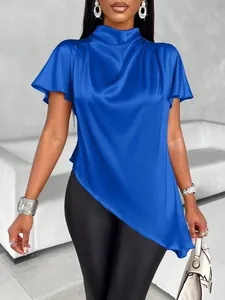 Elegante königsblaue Satinbluse mit asymmetrischem Saum und schicken Rüschenärmeln