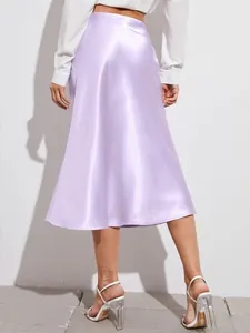 Vue arrière détaillée d'une jupe midi en satin lavande à taille haute avec un fini soyeux