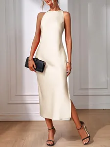 Elegante vestido largo de satén color champán sin mangas y con una abertura lateral alta.