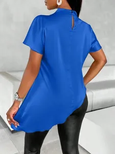 Rückansicht der eleganten blauen Satinbluse mit asymmetrischem Saum und Schlüsselloch