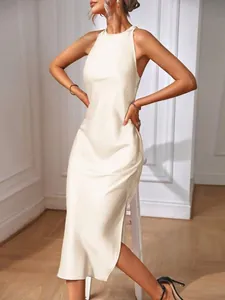 Vista detallada de un elegante vestido midi sin mangas de satén crema con abertura