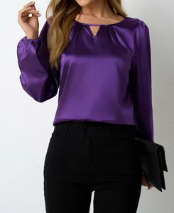 Detail einer lila Satinbluse mit langen Ärmeln, V-Ausschnitt und glatter Textur für Damen