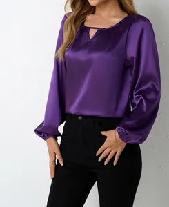 Detailansicht einer lila Satinbluse mit Langarm, elegantem Glanz und Ausschnitt-Detail