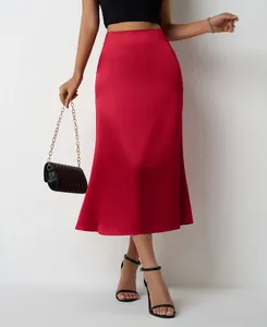 Jupe midi sirène en satin rouge élégante montrant la texture
