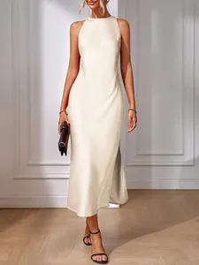 Elegante vestido largo de satén champán sin mangas con abertura lateral para el verano