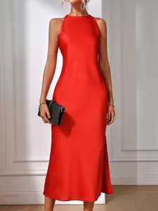 Elegante vestido largo de satén rojo sin mangas con abertura lateral y acabado brillante