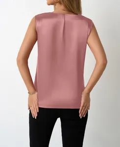 Rückansicht eines eleganten, ärmellosen Oberteils aus edlem Satin in Rosé für Damen.
