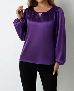 Detailaufnahme einer eleganten lila Satinbluse mit V-Ausschnitt und plissierten Ärmeldetails
