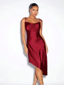 Robe longue en satin bordeaux avec col bénitier, bretelles nouées et ourlet asymétrique