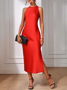Vista detallada de un elegante vestido midi de satén rojo con abertura lateral