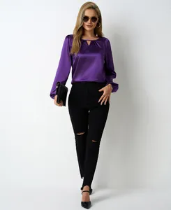 Elegante violette Satin-Langarmbluse mit V-Ausschnitt, an einem professionellen Modell