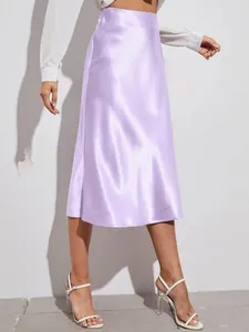 Jupe mi-longue en satin lavande à taille haute élégante avec une finition brillante.