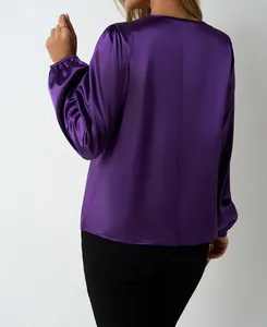 Rückansicht einer lila Satinbluse mit Puffärmeln und seidenähnlicher Textur