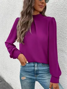 Elegante lila Satinbluse mit Stehkragen und plissierten, langen Puffärmeln im Detail