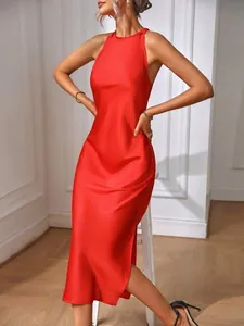 Vestido midi de satén rojo sin mangas con abertura lateral y un acabado brillante