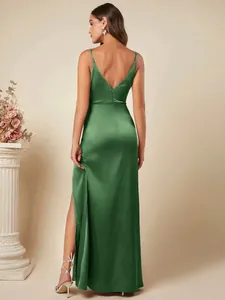 Achteraanzicht van een elegante smaragdgroene satijnen maxi-jurk met een V-halslijn.
