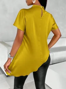 Lebendige senfgelbe Satinbluse mit kurzen Ärmeln und stilvollem, asymmetrischem Saum.