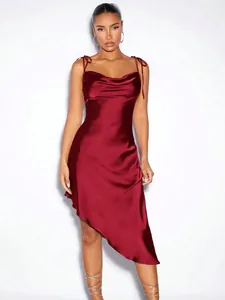 Vue détaillée de la robe en satin bordeaux avec col bénitier et bretelles à nouer