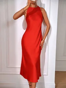 Elegante vestido midi de satén rojo sin mangas con acabado sedoso para el verano.