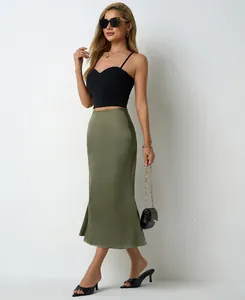 Jupe mi-longue sirène en satin vert olive élégante pour un style d'été très chic.
