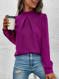 Detail einer magentafarbenen Satinbluse mit eleganten Falten am Stehkragen.