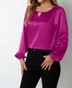 Elegante fuchsiafarbene Satinbluse mit Schlüssellochausschnitt und seidiger Textur
