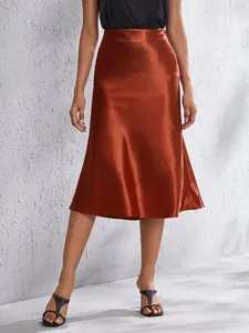 Jupe midi élégante en satin à taille haute orange rouille avec finition brillante