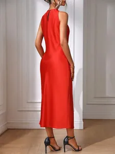 Vista posterior de un vestido largo de satén rojo sin mangas con acabado sedoso